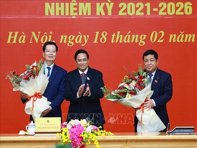 Thủ tướng Phạm Minh Chính tặng hoa chúc mừng Phó Thủ tướng Mai Văn Chính và Phó Thủ tướng Nguyễn Chí Dũng. Ảnh: Dương Giang/TTXVN