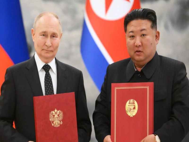 Tổng thống Nga Vladimir Putin và nhà lãnh đạo Triều Tiên Kim Jong-un ký Hiệp định Quan hệ Đối tác Chiến lược toàn diện, ngày 19/6/2024. (Ảnh tư liệu: Sputnik)