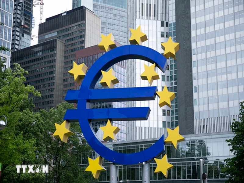 Biểu tượng đồng euro tại Frankfurt, Đức. (Ảnh: THX/TTXVN)