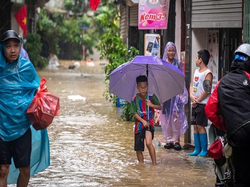 Trẻ em bị ảnh hưởng khi lũ ập về khu vực gần sông Hồng. (Ảnh: UNICEF)