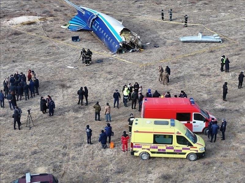 Hiện trường vụ rơi máy bay của hãng hàng không Azerbaijan Airlines gần sân bay Aktau, Kazakhstan, ngày 25/12/2024. (Ảnh: THX/TTXVN).