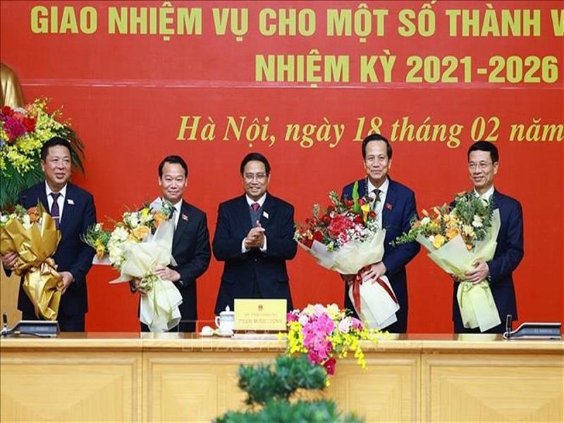 Thủ tướng Phạm Minh Chính tặng hoa chúc mừng các Bộ trưởng: Nguyễn Mạnh Hùng, Trần Hồng Minh, Đỗ Đức Duy, Đào Ngọc Dung. Ảnh: Dương Giang/TTXVN
