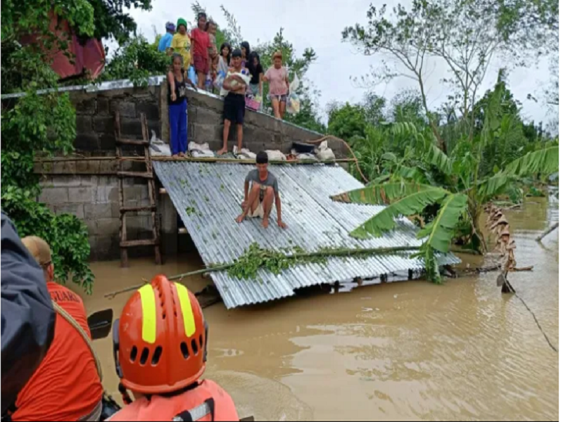 Ngập nặng do mưa lớn từ bão nhiệt đới Trami ở Libon, tỉnh Albay, Philippines, ngày 23/10 (Ảnh: AP)