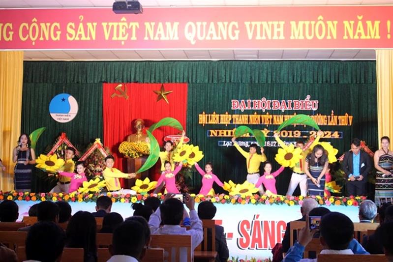 Chương trình văn nghệ chào mừng Đại hội do Trung tâm Văn hóa, Thông  tin và Thể thao dàn dựng, biểu diễn