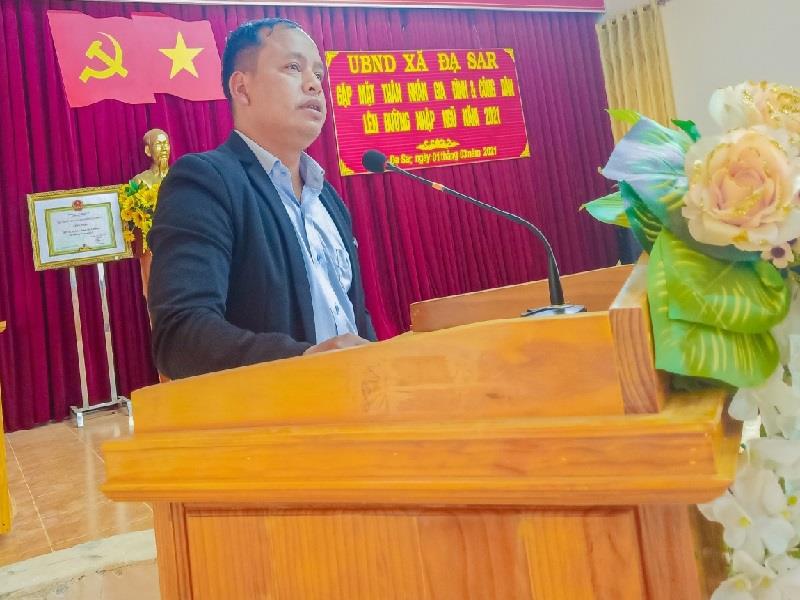 Đồng chí Liêng Jrang Ha Rô Ky - Chủ tịch Ủy ban nhân dân xã phát biểu động viên