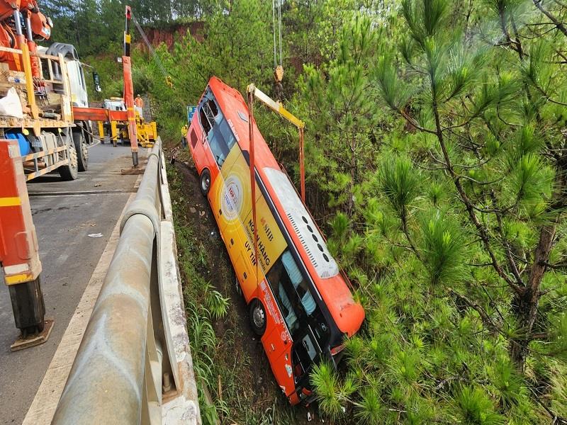 Hiện trường vụ tai nạn, may mắn 11 hành khách không ai bị thương