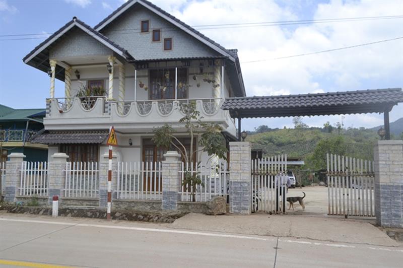 Một căn nhà mới khang trang của người dân xã Đưng K’Nớ, cạnh tỉnh lộ 722 qua trung tâm xã