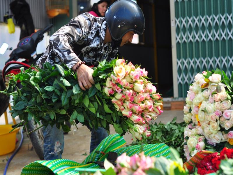 Mỗi cành hoa hồng mất chi phí khoảng 700 đồng.