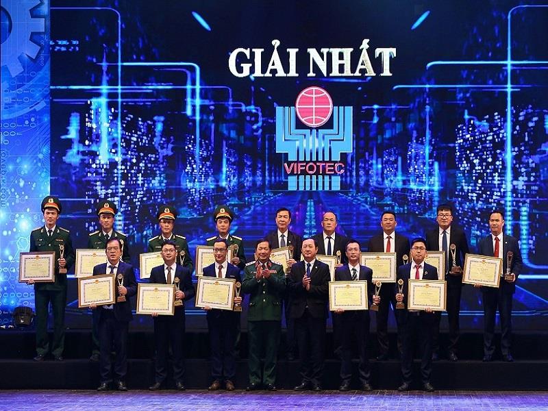 Ủy viên Trung ương Đảng, Bộ trưởng Bộ Khoa học và Công nghệ Huỳnh Thành Đạt trao Giải thưởng Sáng tạo khoa học công nghệ Việt Nam (VIFOTEC) năm 2020, tháng 11/2021. (Ảnh: TTXVN)