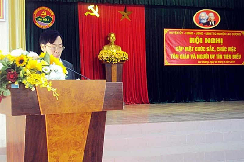 Ông Trần Xuân Sáng - Ủy viên BTV Huyện ủy, Chủ tịch UBMTTQVN huyện trình bày diễn văn