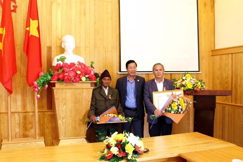 Đồng chí Bí thư Huyện ủy Phạm Triều trao Huy hiệu 45 tuổi Đảng cho đảng viên Nguyễn Quang Huy (Đảng bộ cơ sở thị trấn Lạc Dương) và đảng viên Đơng Gur Ha De (Đảng bộ cơ sở xã Đạ Nhim)