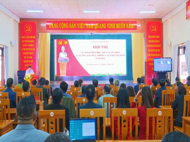 Đông đảo cán bộ, đảng viên, công chức, viên chức, đoàn viên, hội viên đến cổ vũ Hội thi