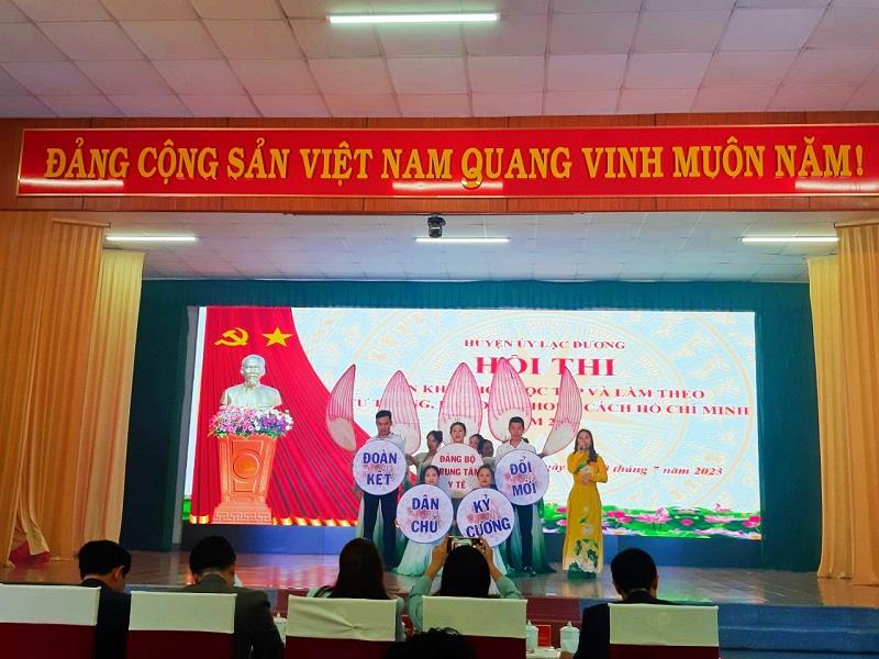 Một trong những phần thi chào hỏi