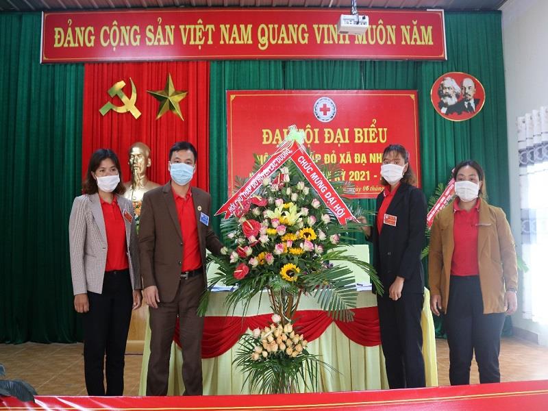 Đồng chí Trần Văn Thạo - Chủ tịch Hội Chữ thập đỏ huyện phát biểu chỉ đạo và tặng hoa chúc mừng Đại hội