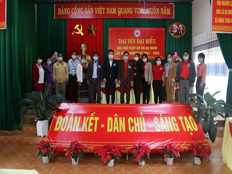 Bạn Chấp hành Hội Chữ thập đỏ xã Đạ Nhim khoá V, nhiệm kỳ 2021 - 2026 chụp ảnh lưu niệm cùng lãnh lạo huyện hội và lãnh đạo đảng uỷ xã