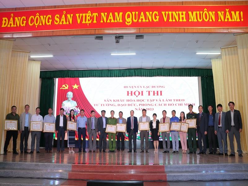 Các đồng chí lãnh đạo huyện và các đội thi đạt giải cùng chụp hình lưu niệm tại Hội thi