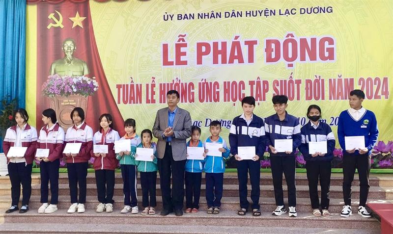 Trao học bổng cho học sinh có hoàn cảnh khó khăn vươn lên trong học tập