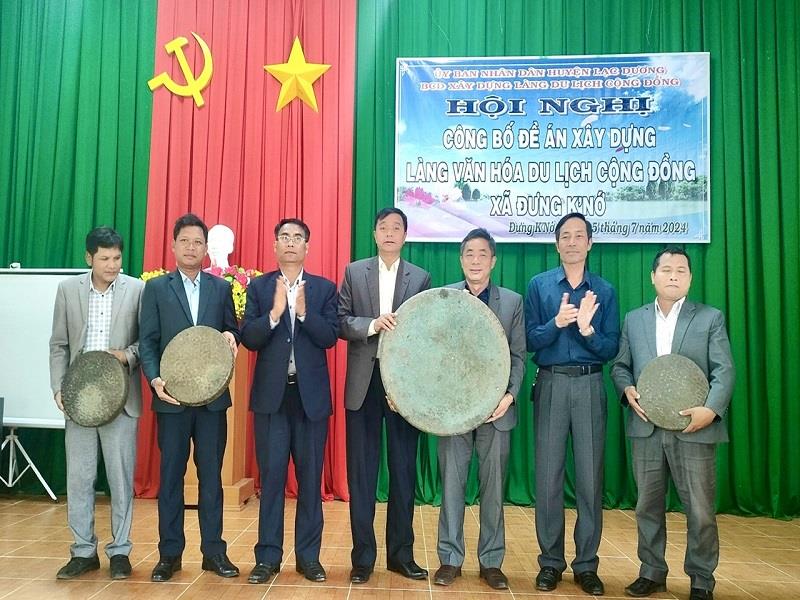Lãnh đạo huyện Lạc Dương trao tặng bộ chiêng cho xã Đưng K’Nớ để đưa vào sử dụng tại Làng văn hóa du lịch cộng đồng Đưng K'Nớ