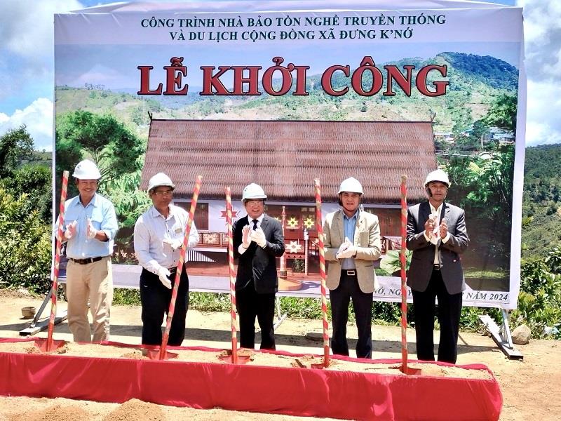 Khởi công xây dựng công trình Nhà bảo tồn nghề truyền thống và du lịch cộng đồng xã Đưng K’Nớ