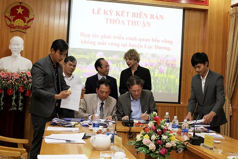 Ký kết Biên bản thỏa thuận hợp tác phát triển cảnh quan bền vững không mất rừng tại huyện Lạc Dương, giữa Chủ tịch UBND huyện Sử Thanh Hoài và Giám đốc toàn cầu IDH. Ảnh: Anh Tú