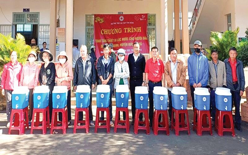 Hội Chữ thập đỏ tỉnh vận động tài trợ trao tặng thiết bị lọc nước cho người dân xã Bình Thạnh (Đức Trọng)