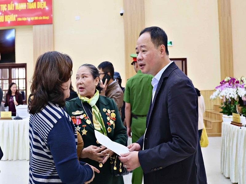 Chủ tịch UBND tỉnh Trần Hồng Thái trao đổi với người dân tại buổi tiếp công dân định kỳ tháng 2/2025