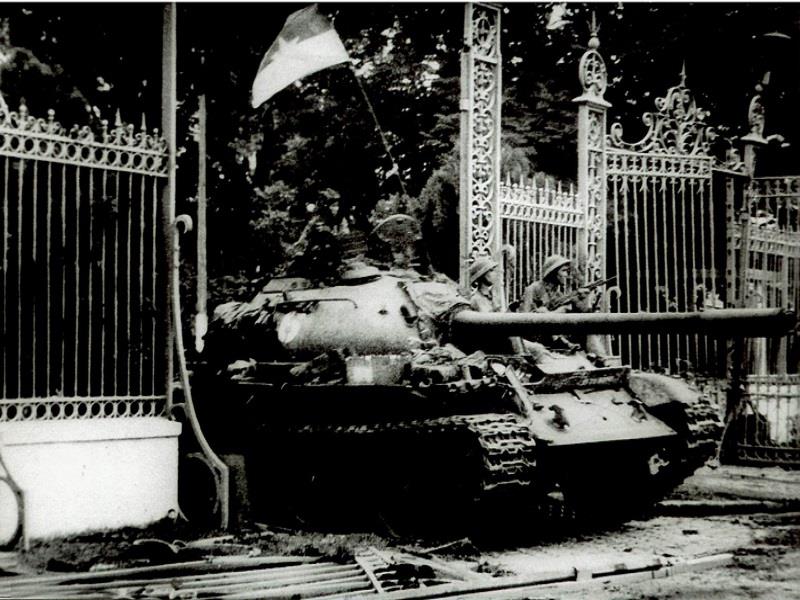 Xe tăng quân giải phóng tiến vào Dinh Độc lập trưa 30-4-1975. Ảnh: Trần Mai Hưởng.