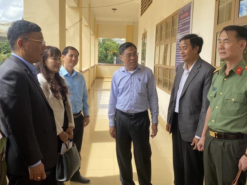 Đồng chí Võ Ngọc Hiệp - Phó Chủ tịch UBND tỉnh và các đồng chí lãnh đạo UBND huyện kiểm tra công tác chuẩn bị cơ sở vật chất tại điểm thi trường THPT Lang Biang