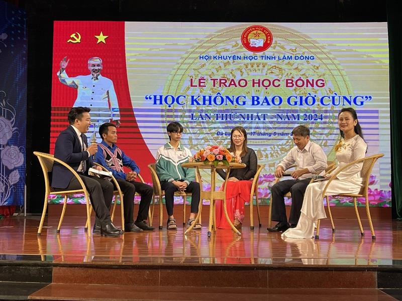 Các đoàn viên công đoàn Nguyễn Tấn Phong (thứ hai bên phải) và Trần Ngọc Như Quỳnh (thứ ba bên phải) chia sẻ về quá trình học tập của mình tại lễ trao học bổng. Ảnh: ĐL