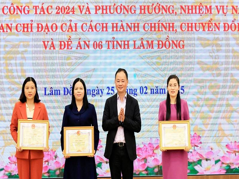 Chủ tịch UBND tỉnh Trần Hồng Thái trao Bằng khen cho các địa phương có số lượng người tham gia dự thi nhiều nhất Cuộc thi Tìm hiểu về cải cách hành chính và chuyển đổi số trên địa bàn tỉnh Lâm Đồng năm 2024