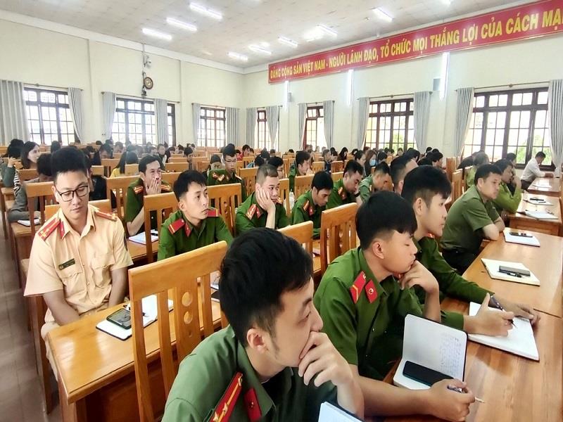 Các đại biểu tham dự hội nghị tại điểm cầu Hội trường Huyện ủy
