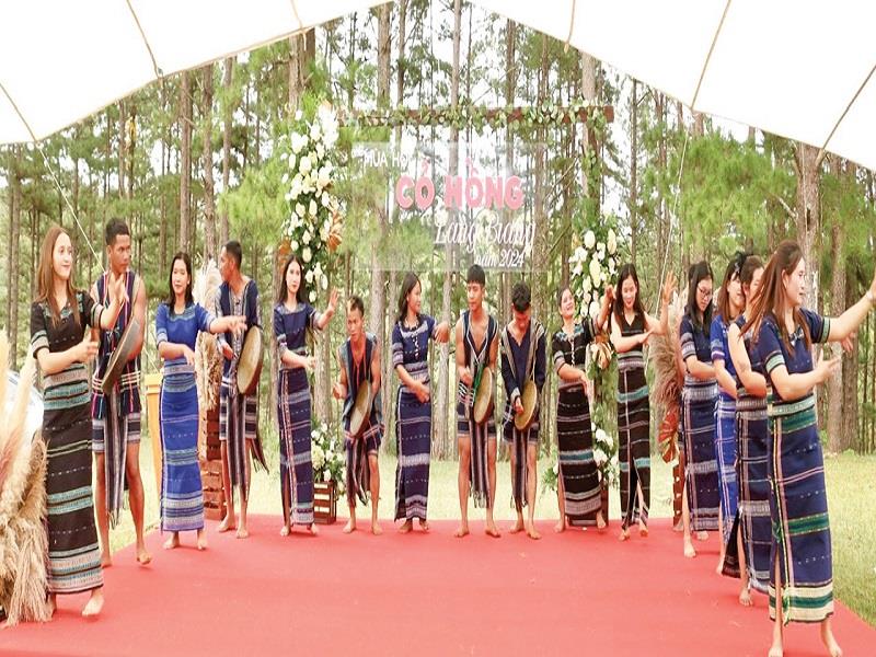 Các lễ hội thể hiện bản sắc văn hóa truyền thống của đồng bào dân tộc bản địa huyện Lạc Dương