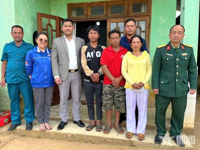 Đảng viên trẻ Lơ Mu Tha Ni (thứ 4 từ trái sang) sẵn sàng lên đường nhập ngũ