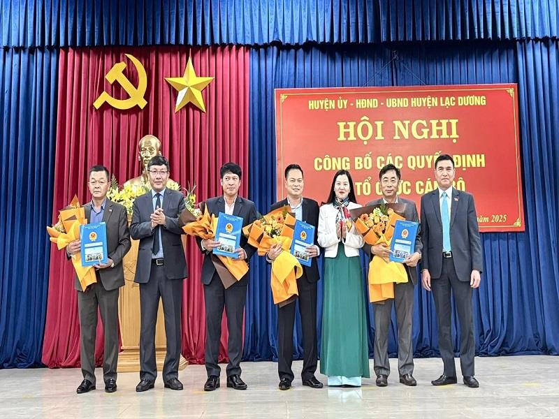 Trao các nghị quyết thành lập 4 phòng chuyên môn thuộc UBND huyện và quyết định bổ nhiệm các trưởng phòng