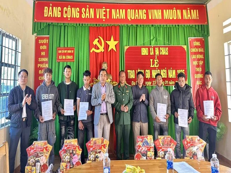 Hội đồng nghĩa vụ quân sự xã Đạ Chais trao lệnh gọi công dân nhập ngũ