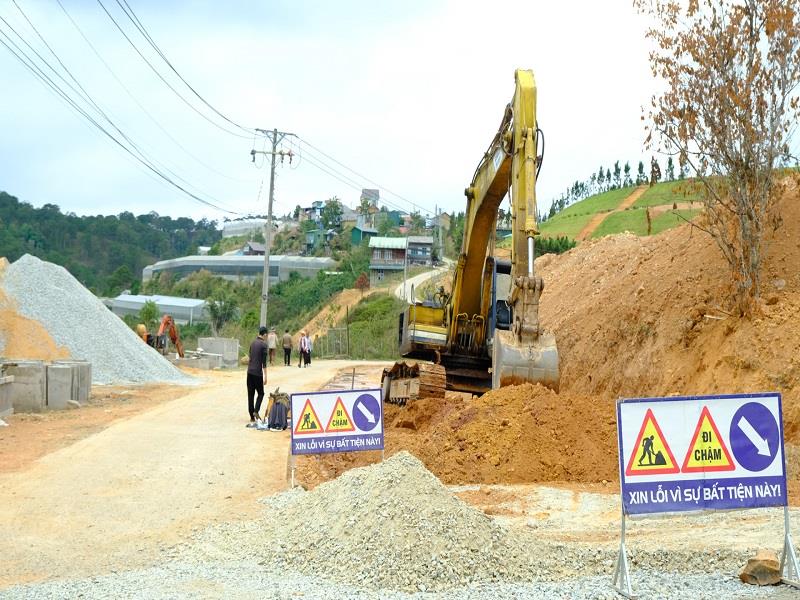 Đơn vị thi công đẩy nhanh tiến độ thực hiện Dự án Nâng cấp đường nối từ ĐT726 vào Hội trường thôn Đạ Nghịt, xã Lát