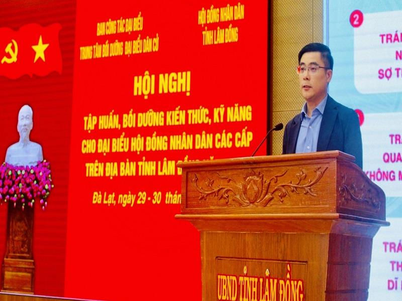 Phó Chủ tịch HĐND tỉnh Lâm Đồng Nguyễn Khắc Bình phát biểu tại hội nghị tập huấn