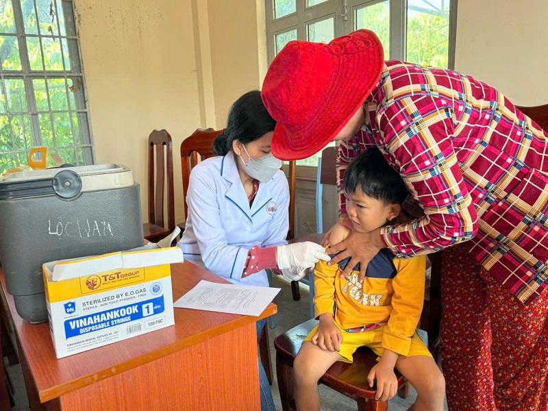 Tổ chức tiêm vắc xin phòng bệnh sởi cho trẻ em tại huyện Bảo Lâm