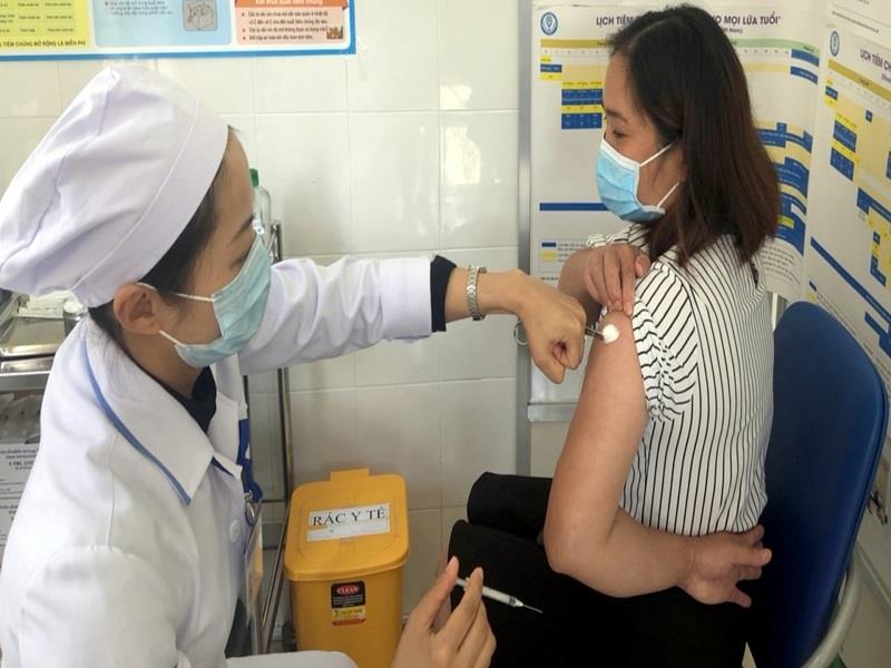 Tiêm vắc xin phòng bệnh cúm cho người dân tại Trung tâm Kiểm soát Bệnh tật tỉnh Lâm Đồng