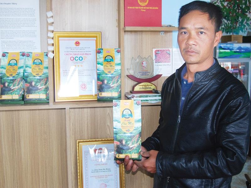 Chủ nhân Liêng Jrang Ha Hoang với sản phẩm cà phê chế biến thương hiệu Chư Mui
