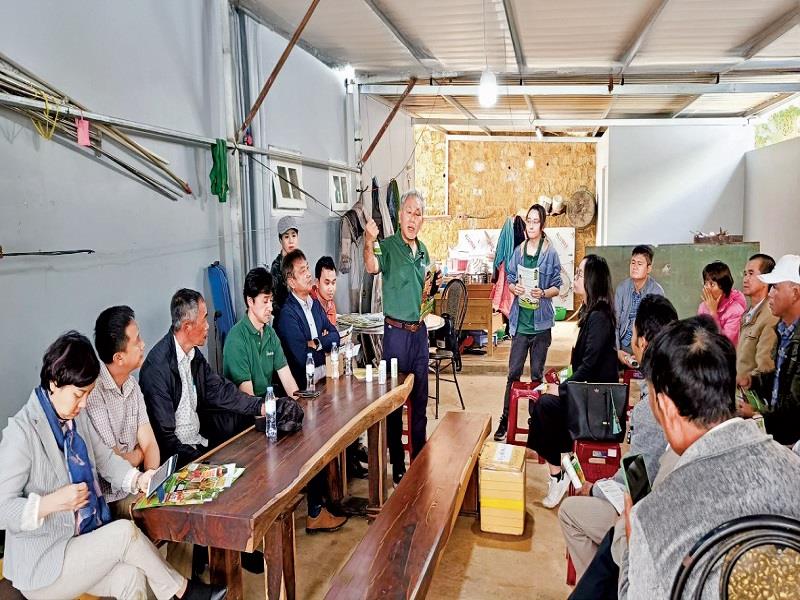 Lâm Đồng chú trọng Phát triển kinh tế nông thôn, phát huy vai trò chủ thể của người dân gắn với tái cơ cấu lại ngành Nông nghiệp theo hướng bền vững. Trong ảnh: Một lớp chuyển giao khoa học kỹ thuật cho nông dân tại TP Đà Lạt