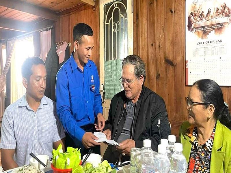 ĐVTN xã Đạ Sar thăm hỏi và tặng quà các gia đình chính sách nhân Ngày Thương binh, liệt sĩ 27/7