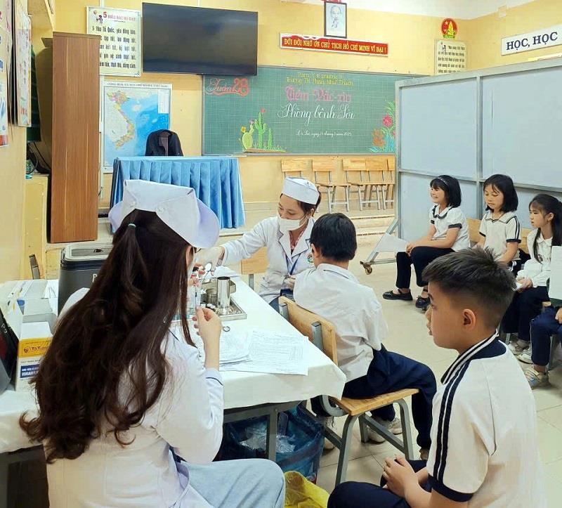 Tiêm vắc xin phòng bệnh sởi cho trẻ em trong trường học tại Đà Lạt