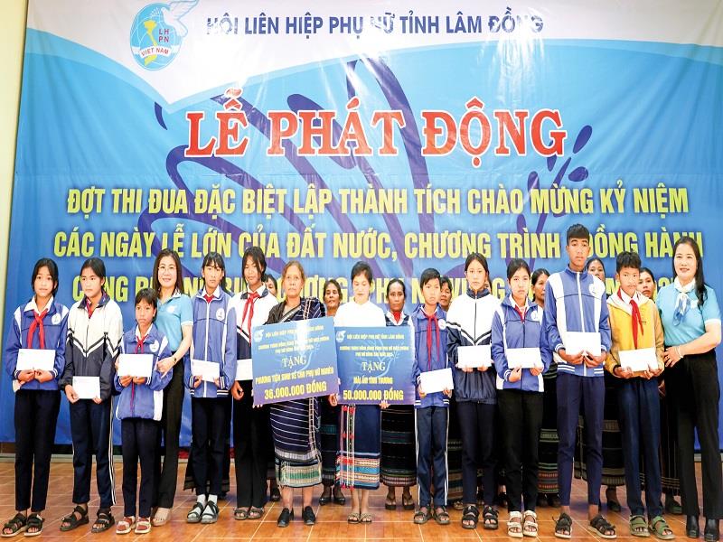 Hội LHPN tỉnh Lâm Đồng trao tặng mái ấm tình thương, phương tiện sinh kế cho phụ nữ nghèo và học bổng cho học sinh vượt khó trong học tập