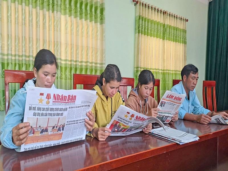 Đọc báo Đảng vào đầu giờ làm việc tại xã Rômen, huyện Đam Rông