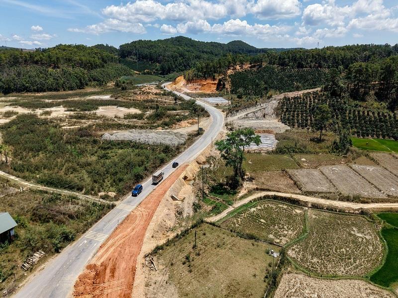 Đoạn Quốc lộ 28B đang được nâng cấp mở rộng thuộc địa bàn huyện Đức Trọng
