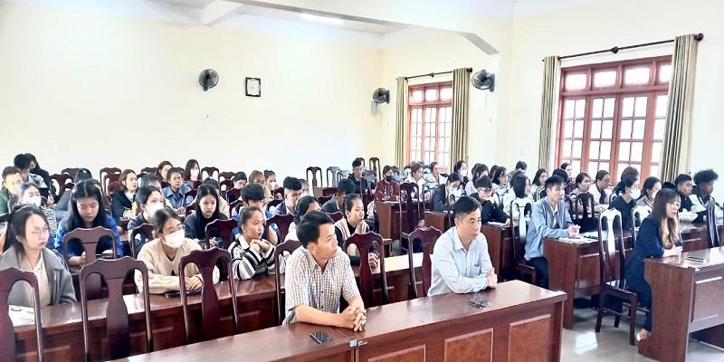 Các đại biểu và học viên tham dự khai mạc lớp bồi dưỡng