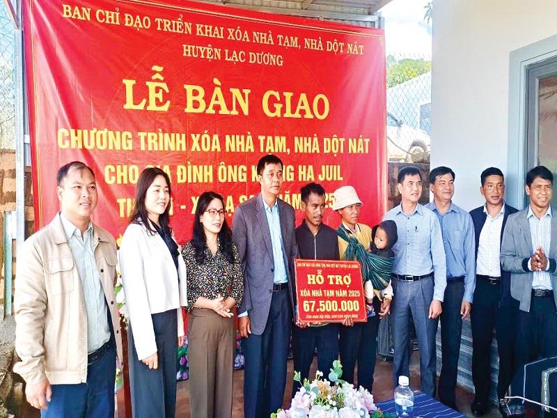 Huyện Lạc Dương vừa bàn giao căn nhà cuối cùng trong 8 căn thuộc Chương trình Xóa nhà tạm, nhà dột nát năm 2025