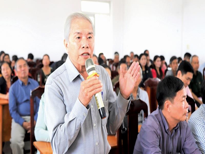 Cử tri phát biểu ý kiến trong Hội nghị tiếp xúc cử tri của Đoàn ĐBQH Lâm Đồng tại TP Bảo Lộc. Ảnh: K.P