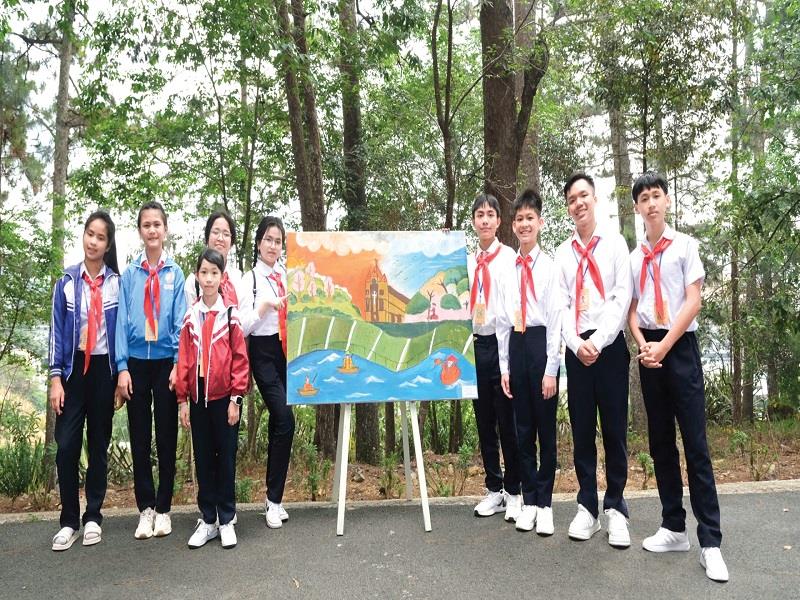 Các em học sinh, đội viên tham quan Công trình không gian “50 năm Đà Lạt - Lâm Đồng vươn mình với khát vọng phát triển”